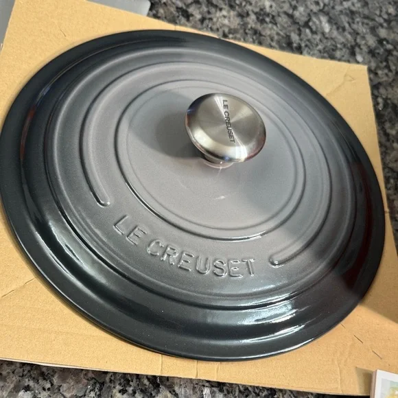 Le Creuset Flint Oyster Cast Iron Dutch Oven Cocotte 7.25 Qrt NEW - Picture 11 of 16